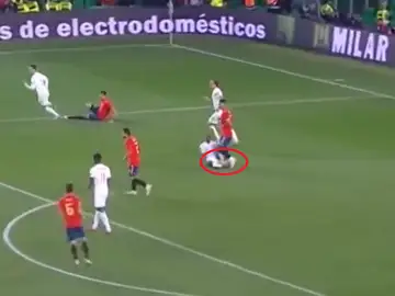 El pisotón de Ramos a Sterling El pisotón de Ramos a Sterling