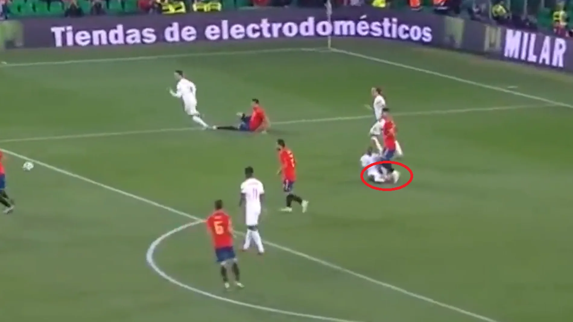 El pisotón de Ramos a Sterling El pisotón de Ramos a Sterling