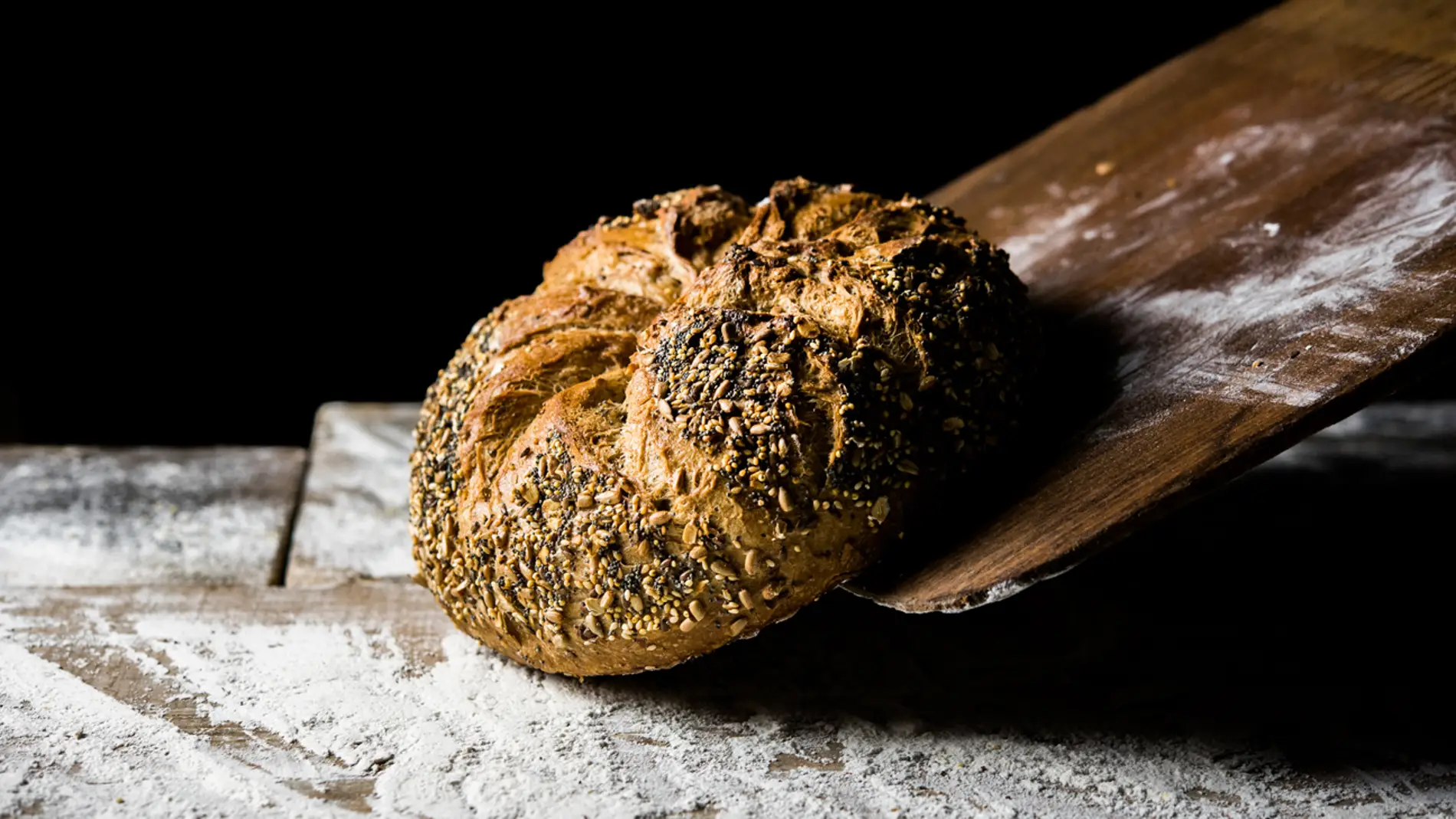 El pan con harina integral aporta más fibra.