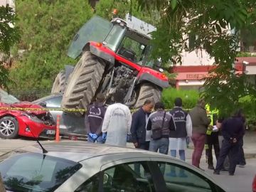 Un tractor se estrella cerca de la residencia del embajador isrealí en Turquía