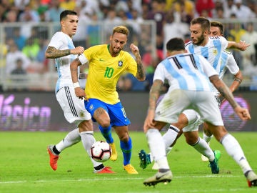Neymar intenta regatear a la defensa argentina