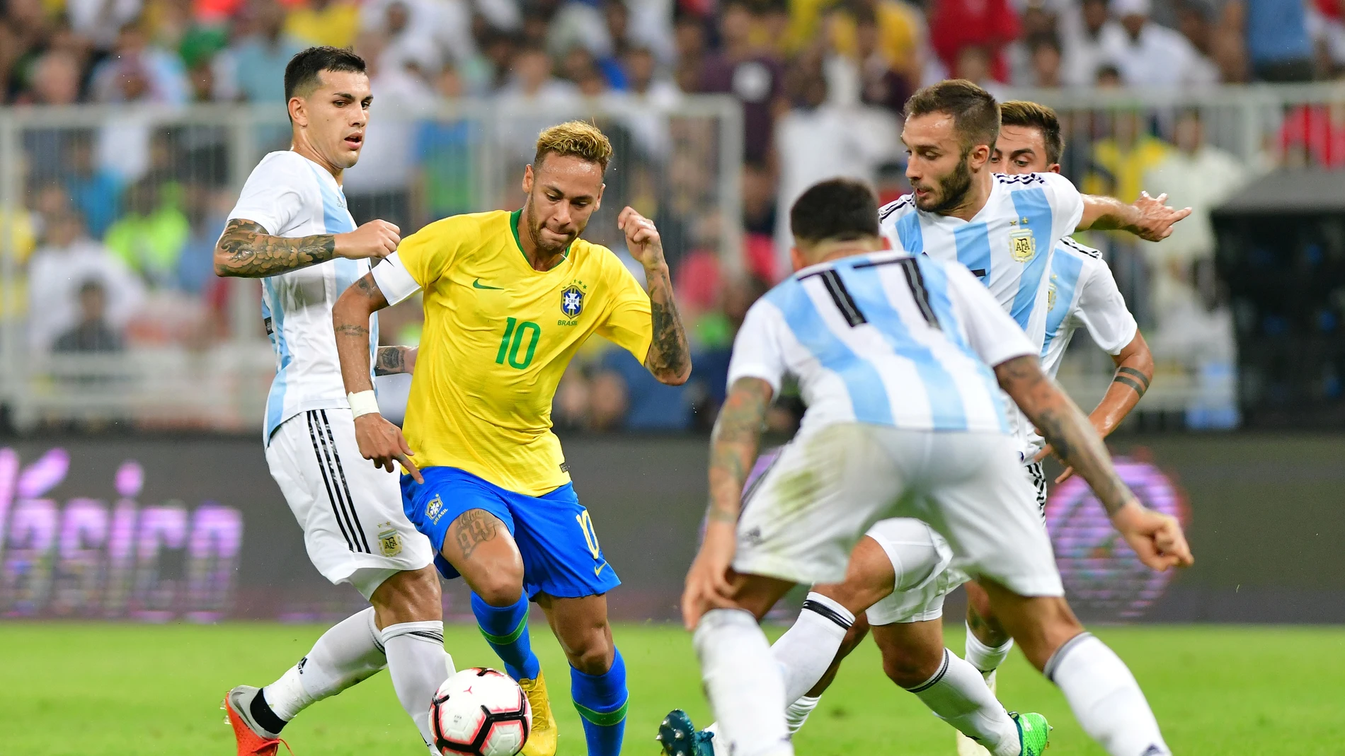 Neymar intenta regatear a la defensa argentina Neymar intenta regatear a la defensa argentina