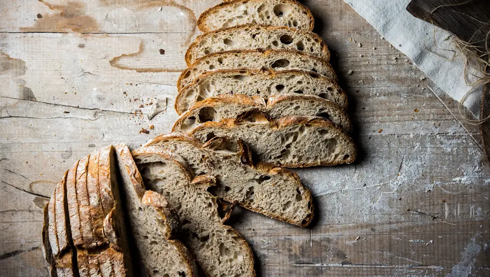 El pan aporta hidratos, pero no grasas.