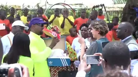 KIM KARDASHIAN Y KANYE WEST VISITAN UN ORFANATO EN UGANDA KIM KARDASHIAN Y KANYE WEST VISITAN UN ORFANATO EN UGANDA