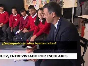 Pedro Sánchez con un grupo de niños Pedro Sánchez con un grupo de niños