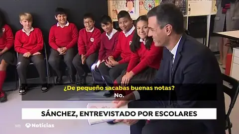 Pedro Sánchez con un grupo de niños Pedro Sánchez con un grupo de niños