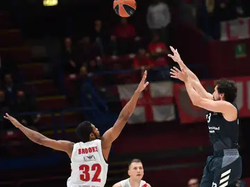 Llull lanza a canasta ante la defensa de Brooks Llull lanza a canasta ante la defensa de Brooks