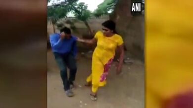Una mujer golpea a un funcionario de un banco que le pedía favores sexuales a cambio de un crédito en India