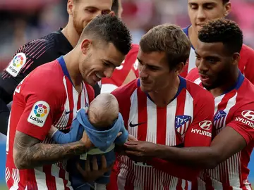 Lucas Hernández, con su hijo en el Metropolitano Lucas Hernández, con su hijo en el Metropolitano