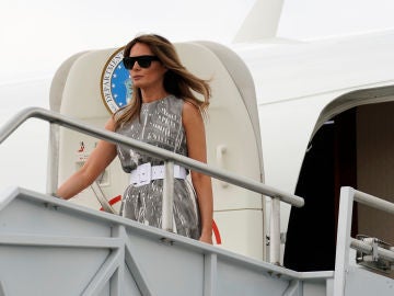 El avión de Melania Trump es desalojado tras llenarse de humo en un vuelo