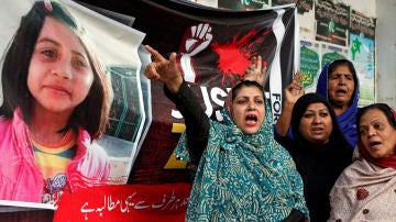 Mujeres protestando por la violación y asesinato de Zainab