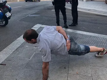 Imagen del ciclista sancionado haciendo flexiones Imagen del ciclista sancionado haciendo flexiones