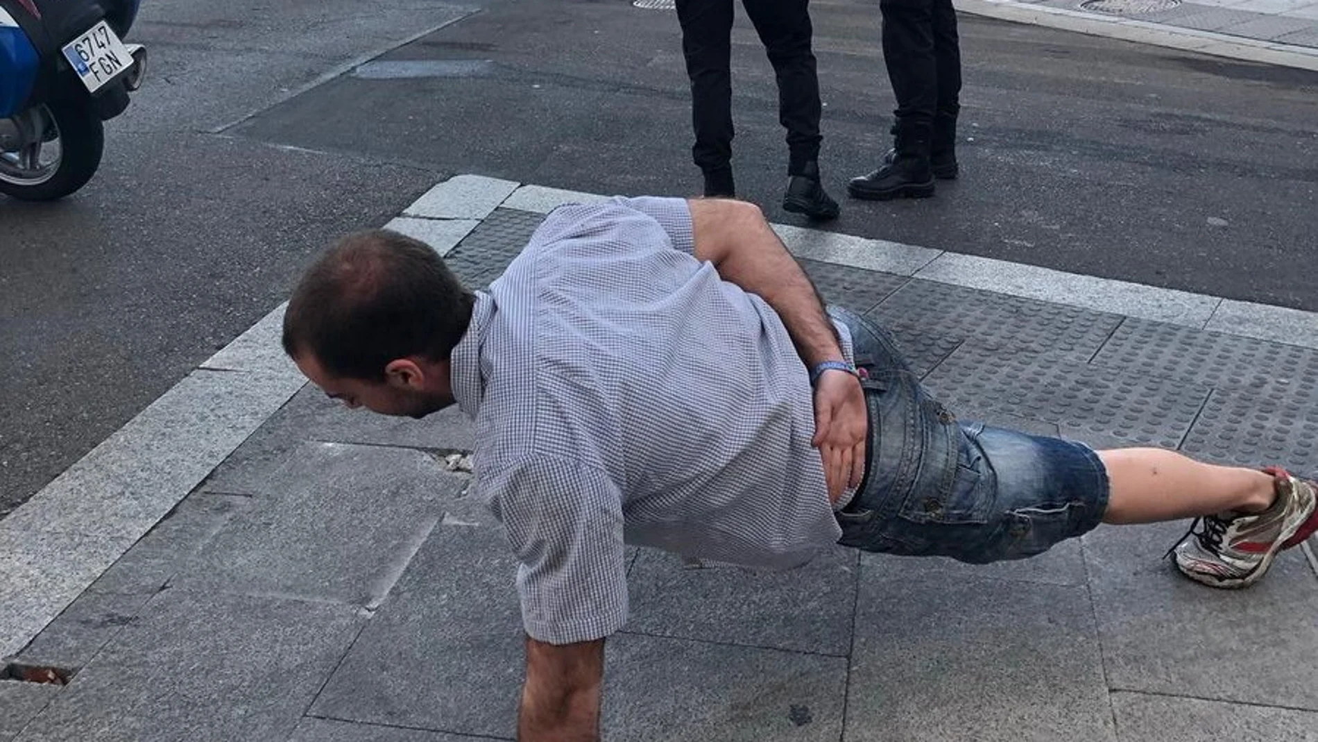 Imagen del ciclista sancionado haciendo flexiones Imagen del ciclista sancionado haciendo flexiones