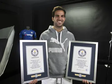 Cesc Fábregas, con sus dos certificados de récord 'Guiness' Cesc Fábregas, con sus dos certificados de récord 'Guiness'