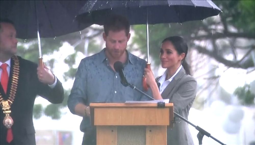 Polémica por la imagen de Meghan sujetándole el paraguas al príncipe Harry durante un discurso