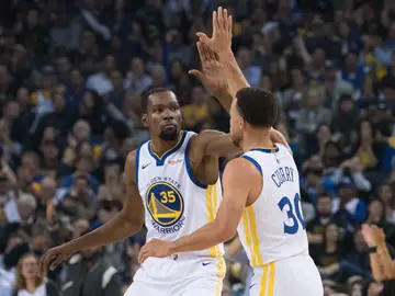 Curry y Durant celebran una canasta ante los Thunder Curry y Durant celebran una canasta ante los Thunder