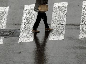 Una persona camina bajo la lluvia