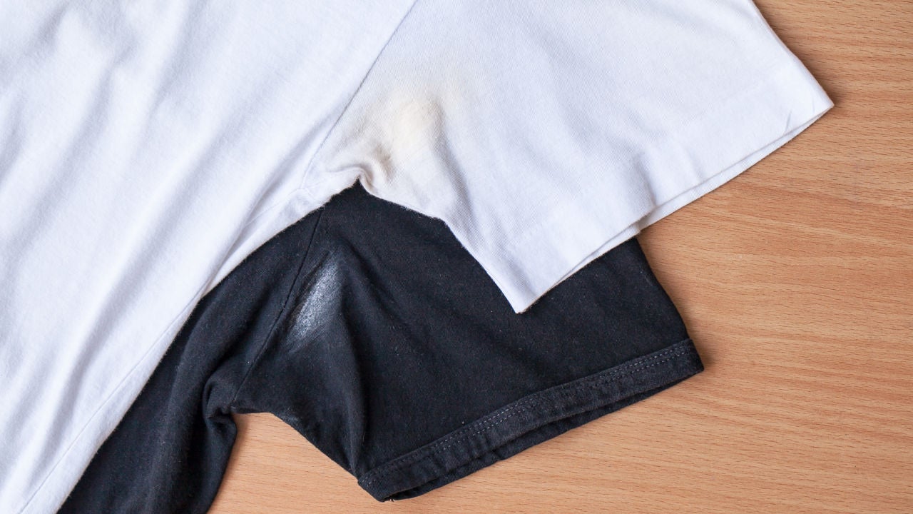 Cómo quitar manchas de desodorante de la ropa fácilmente