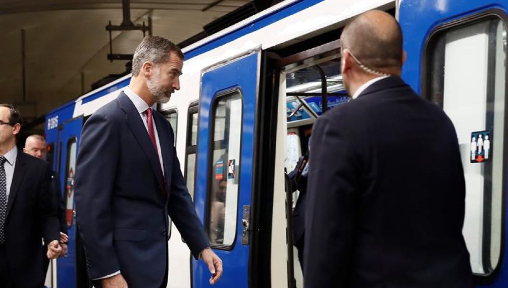  El Rey Felipe accede al tren en la estación de Sol
