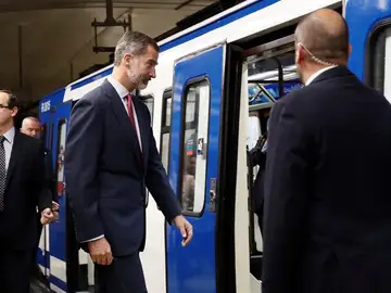 El Rey Felipe accede al tren en la estación de Sol El Rey Felipe accede al tren en la estación de Sol