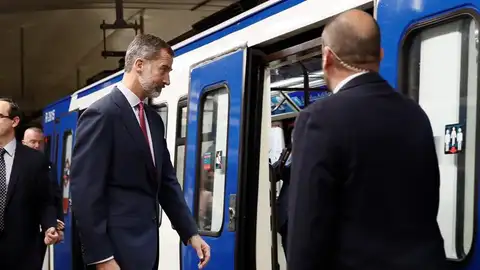 El Rey Felipe accede al tren en la estación de Sol El Rey Felipe accede al tren en la estación de Sol