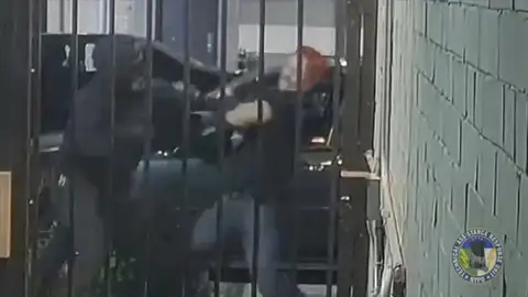 Una cámara de seguridad graba la brutal paliza entre dos grupos extremistas en Manhattan Una cámara de seguridad graba la brutal paliza entre dos grupos extremistas en Manhattan