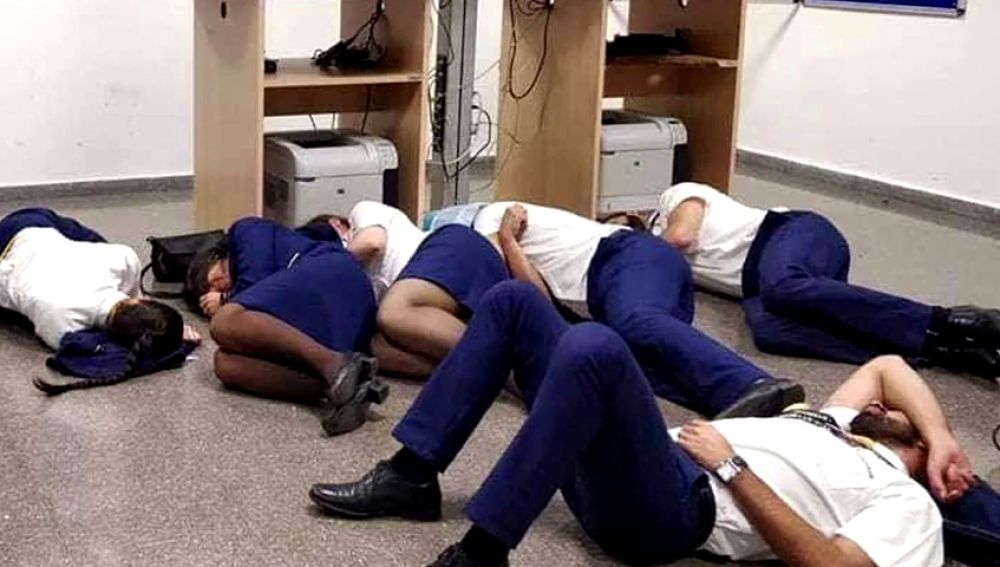 Ryanair demuestra con una grabación que la imagen de sus pilotos y tripulantes durmiendo en el suelo es "falsa"