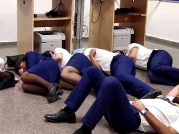 Ryanair demuestra con una grabación que la imagen de sus pilotos y tripulantes durmiendo en el suelo es "falsa"