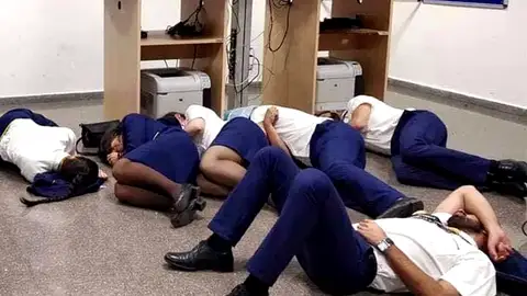 Ryanair demuestra con una grabación que la imagen de sus pilotos y tripulantes durmiendo en el suelo es "falsa" Ryanair demuestra con una grabación que la imagen de sus pilotos y tripulantes durmiendo en el suelo es "falsa"