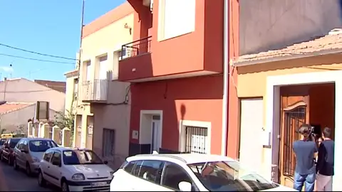 Un hombre agrede a su esposa y se suicida tras ser sorprendido por su hijo menor en Molina de Segura (Murcia) Un hombre agrede a su esposa y se suicida tras ser sorprendido por su hijo menor en Molina de Segura (Murcia)