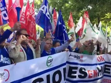 Funcionarios de prisiones se encadenan frente al Ministerio de Interior Funcionarios de prisiones se encadenan frente al Ministerio de Interior