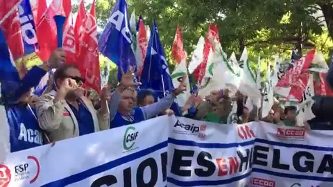Funcionarios de prisiones se encadenan frente al Ministerio de Interior Funcionarios de prisiones se encadenan frente al Ministerio de Interior