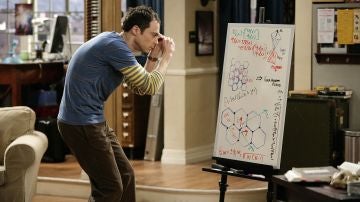Sheldon intentando contestar nuestras preguntas
