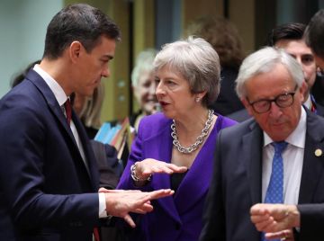 Pedro Sánchez junto a Theresa May y Jean-Claude Juncker