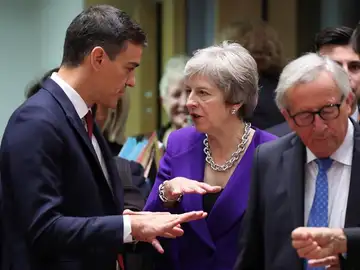 Pedro Sánchez junto a Theresa May y Jean-Claude Juncker Pedro Sánchez junto a Theresa May y Jean-Claude Juncker