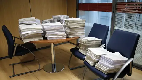 Imagen de varias reclamaciones apiladas en un despacho Imagen de varias reclamaciones apiladas en un despacho