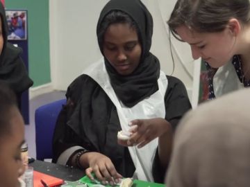 Grandes almacenes británicos venden hiyabs como complementos de uniformes escolares