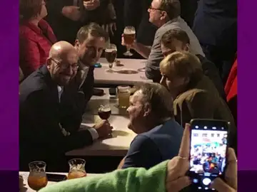 Merkel y Macron se van de cervezas tras la cumbre europea sobre el 'brexit' Merkel y Macron se van de cervezas tras la cumbre europea sobre el 'brexit'