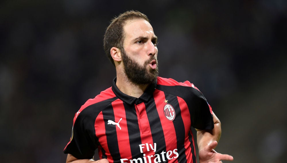 Higuaín celebra un gol con el Milan
