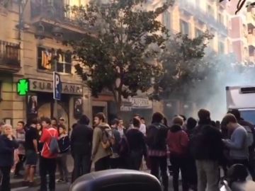 Los Mossos desalojan una casa en Barcelona y detienen a dos okupas que se encadenaron a bidones para evitarlo