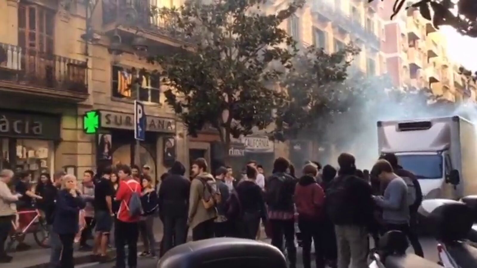 Los Mossos desalojan una casa en Barcelona y detienen a dos okupas que se encadenaron a bidones para evitarlo