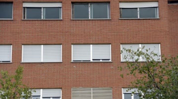 Varias ventanas con persianas