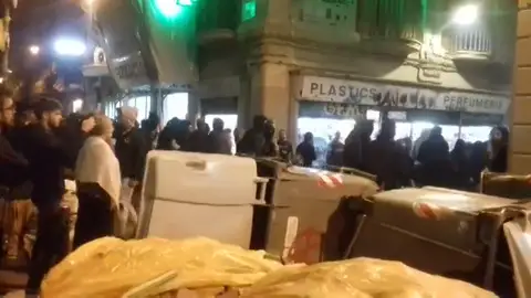 Manifestantes queman contenedores por el desalojo de un inmueble 'okupado' en Gràcia Manifestantes queman contenedores por el desalojo de un inmueble 'okupado' en Gràcia