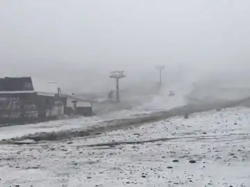 Sierra Nevada comienza a cubrirse de blanco: caen las primeras nieves del otoño Sierra Nevada comienza a cubrirse de blanco: caen las primeras nieves del otoño