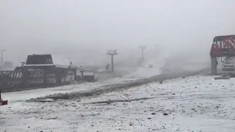 Sierra Nevada comienza a cubrirse de blanco: caen las primeras nieves del otoño Sierra Nevada comienza a cubrirse de blanco: caen las primeras nieves del otoño