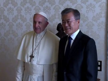 El presidente surcoreano se reúne con el Papa Francisco y le invita a visitar Corea del Norte