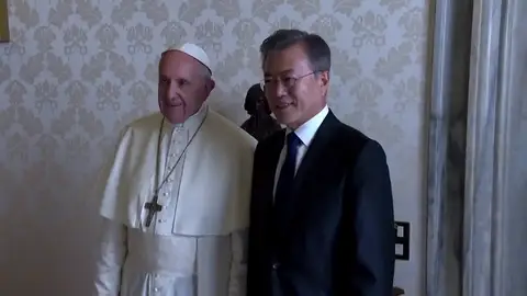 El presidente surcoreano se reúne con el Papa Francisco y le invita a visitar Corea del Norte El presidente surcoreano se reúne con el Papa Francisco y le invita a visitar Corea del Norte