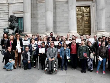 Miembros de diferentes colectivos a las puertas del Congreso de los Diputados Miembros de diferentes colectivos a las puertas del Congreso de los Diputados