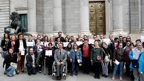 Miembros de diferentes colectivos a las puertas del Congreso de los Diputados Miembros de diferentes colectivos a las puertas del Congreso de los Diputados