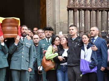 La familia del guardia civil asesinado en Granada, en su funeral